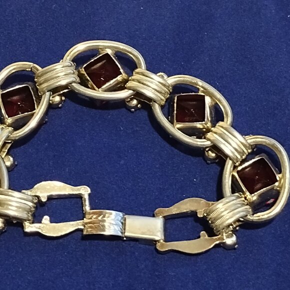 🎬Vintage Red Glass Square Cut Gold Tone Link Bracelet - Picture 11 of 13